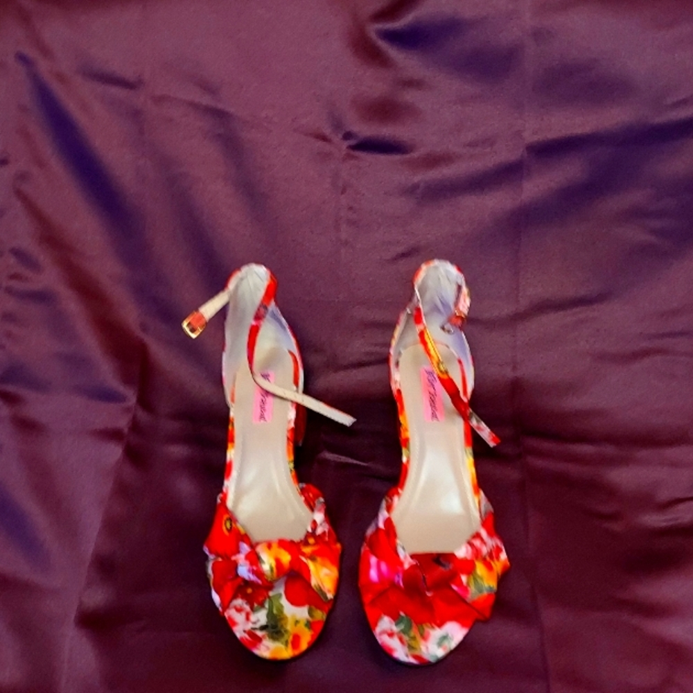 Red flower short heels